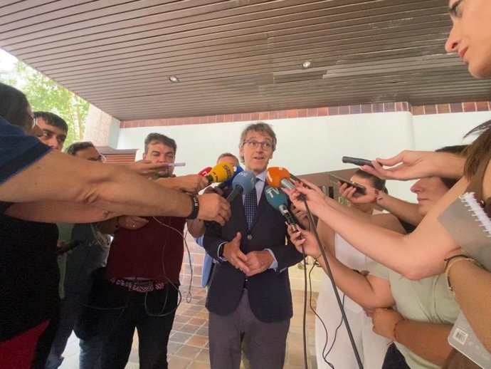 El consejero de Economía, Hacienda, Fondos Europeos y Administración Digital en funciones, Luis Alberto Marín, hace declaraciones a los medios