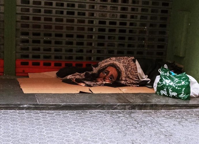 Archivo - Una persona sin hogar