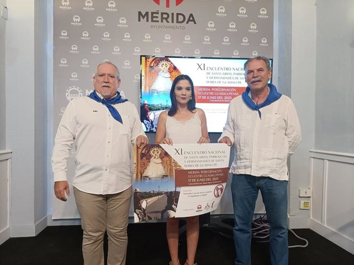 El adelantado de Honrado Concejo de los Caminos a Guadalupe a Caballo, Jaime Ruiz, acompañado por el presidente de esta entidad, Manuel Durán, y la delegada de Turismo en funciones, Pilar Amor, este lunes en el ayuntamiento