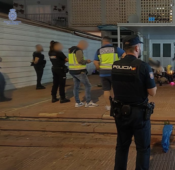 Policía Nacional y Policía Local establecen dispositivos conjuntos en locales y a personas en Playa de Palma