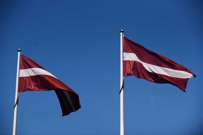 Archivo - August 7, 2019, Riga, Latvia: Latvians flags are seen in Riga..Riga is the capital and largest city of Latvia, one of the Baltic States countries. Located on the Gulf of Riga and on the mouth of Daugava River, Riga's historical Centre is a UNE