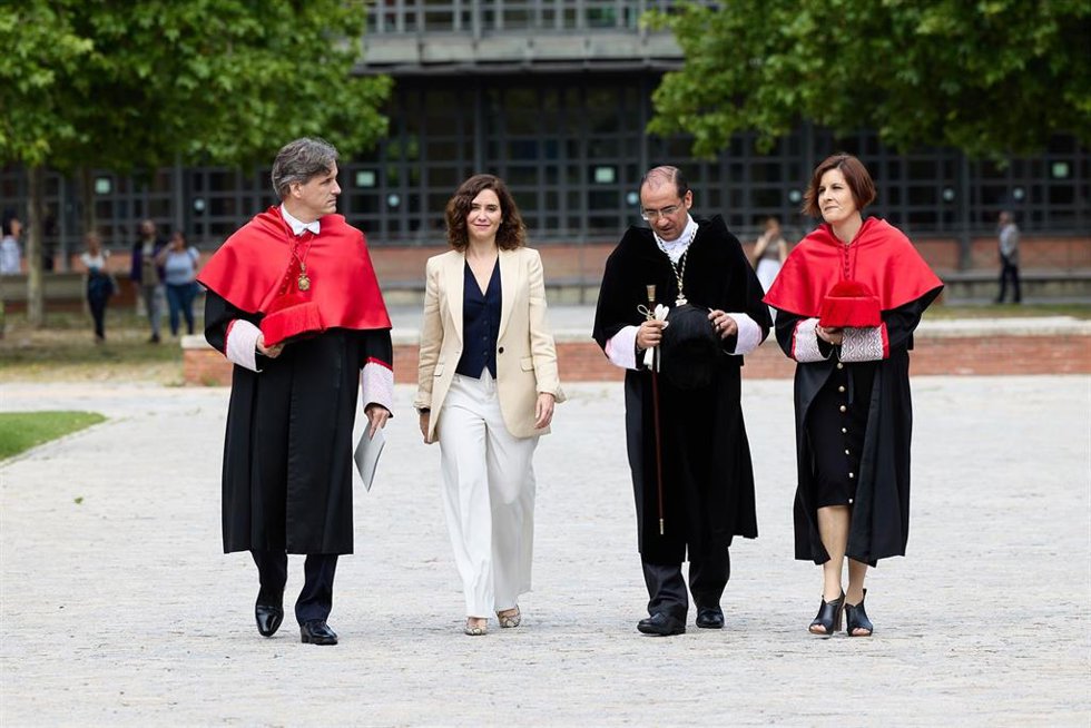 (I-D) El secretario general de la Universidad Carlos III, José Vida; la presidenta de la Comunidad de Madrid, Isabel Díaz Ayuso; el nuevo rector de la Universidad Carlos III, Ángel Arias Hernández, y la vicerrectora de Relaciones Institucionales, Cultur