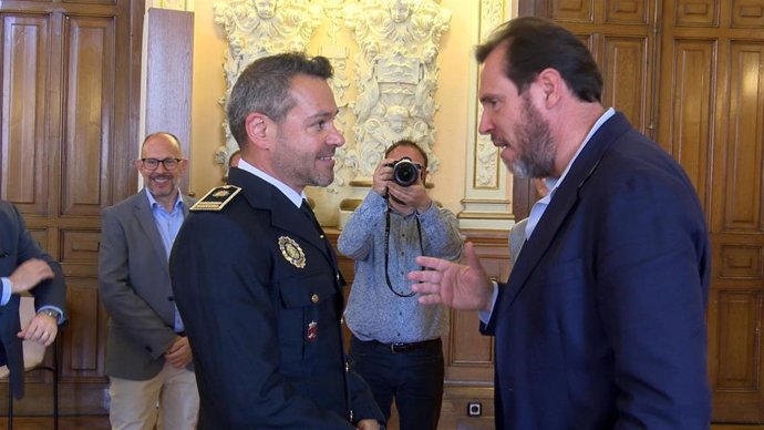 El nuevo intendente jefe de la Policía Municipal de Valladolid, José Manuel González Becerra, felicitado por el alcalde en funciones, Óscar Puente, tras tomar posesión.