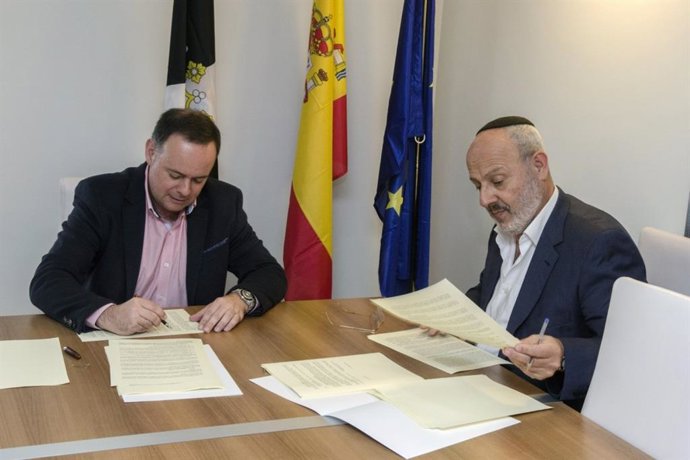 Javier Celaya Brey (izquierda), en su etapa como consejero de Educación del Ejecutivo local firmando un convenio con la Comunidad Israelita local.