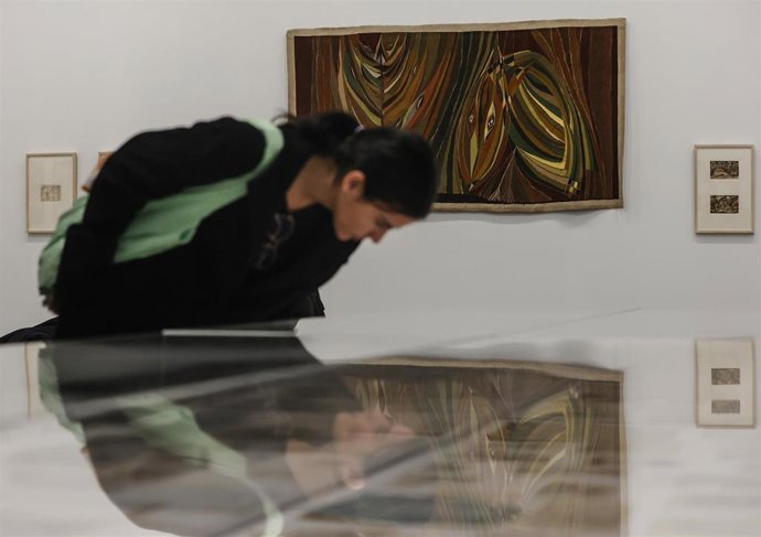 Archivo - Una mujer contempla las obras de la exposición 'La creación abierta y sus enemigos: Asger Jorn en situación',en el Institut Valenci dArt Modern (IVAM).