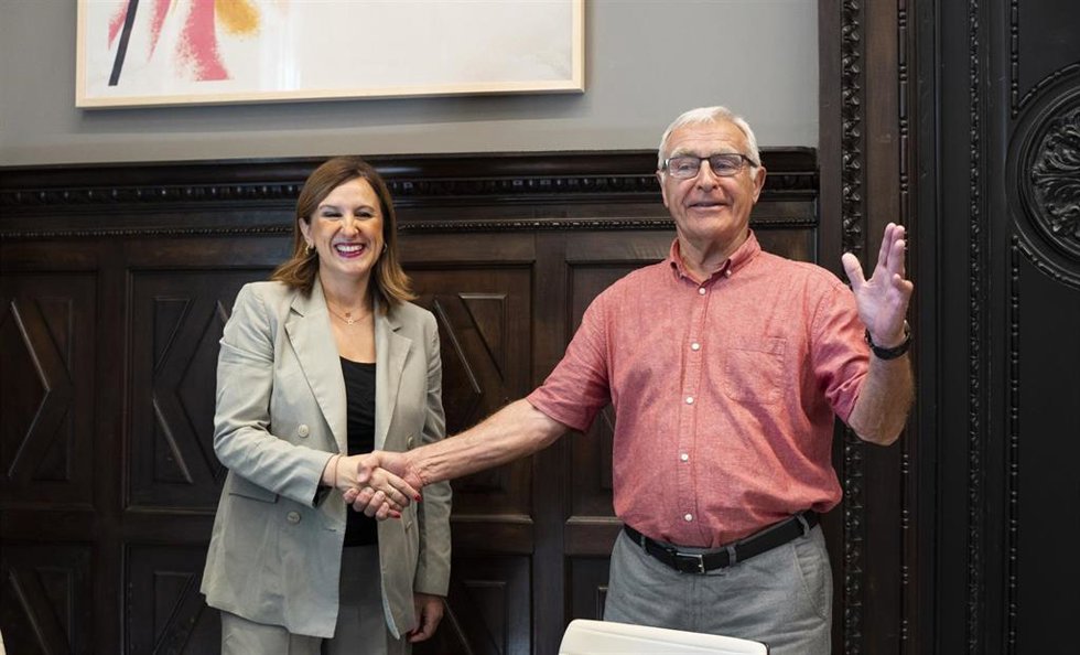 La ganadora de las elecciones municipales del 28M en Valncia y próxima alcaldesa de la ciudad, María José Catalá, y el primer edil en funciones y cabeza de lista de Compromís, Joan Ribó, durante la reunión de traspaso de poderes.