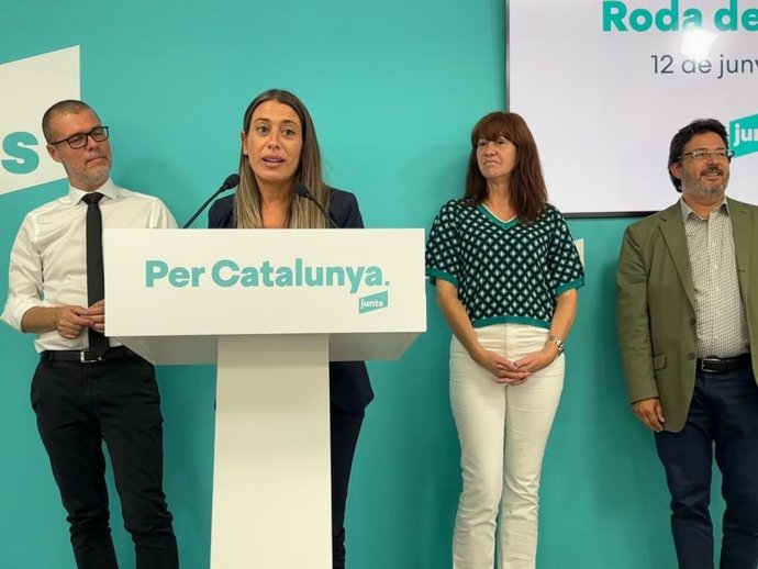 La portavoz de Junts en el Congreso y cabeza de lista a las elecciones generales, Míriam Nogueras, con miembros de su candidatura