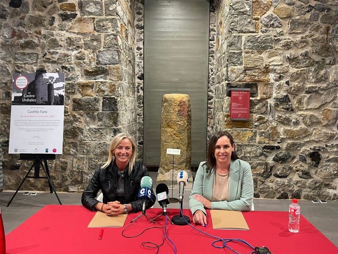 Susana Herrán (izda) y Elena García Lafuente suscriben el acuerdo de gobierno PSOE-CastroVerde en Castro Urdiales