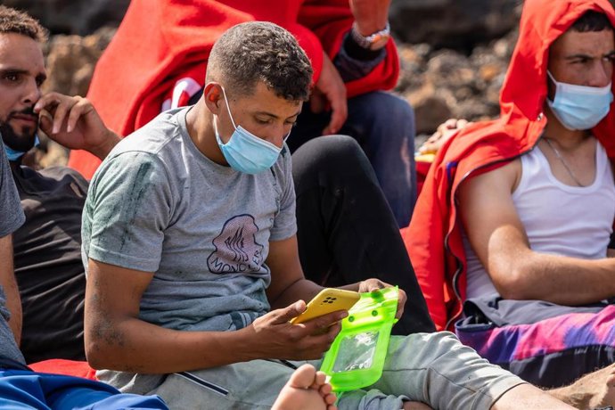 Archivo - Un migrante descansa en una zona cercana a los Jameos del Agua en la isla de Lanzarote tras ser rescatada su patera a 14 de septiembre de 2021. La patera, la quinta en lo que va de jornada, ha sido localizada este martes al mediodía en el nort