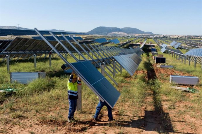 Operarios con paneles solares