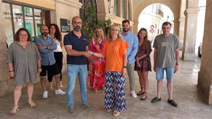 El candidato de El PI en Felanitx, Jaume Monserrat, y la candidata del PP, Catalina Soler, se dan la mano tras llegar a un acuerdo de gobernabilidad.