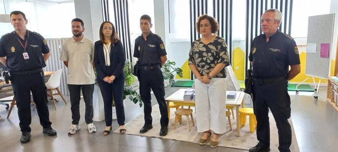La delegada del Gobierno en la Región, Caridad Rives, y miembros de la Policía Nacional en la 'Sala amable' de la UFAM de la Comisaría de El Carmen, en Murcia