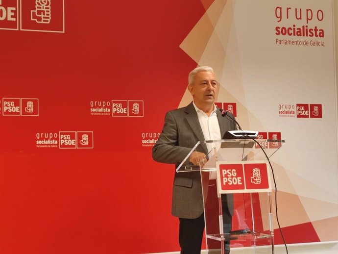 El portavoz parlamentario del PSdeG, Luis Álvarez, en rueda de prensa