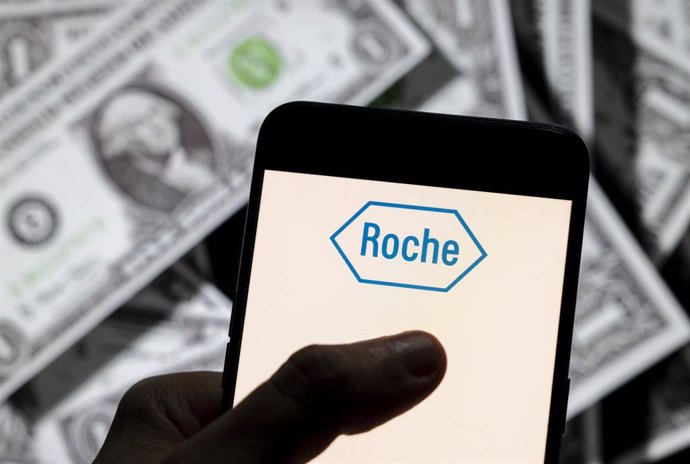 Archivo - March 27, 2021, China: In this photo illustration, the Swiss multinational healthcare company Roche logo seen on an Android mobile device screen wit the currency of the United States dollar icon, $ icon symbol in the background.