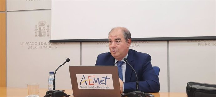 El responsable de la Agencia Estatal de Meterología (Aemet) en Extremadura, Marcelino Núñez, ofrece una rueda de prensa