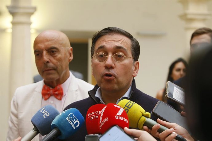 El ministro de Asuntos Exteriores del Gobierno de España, José Manuel Albares, atiende a los medios tras reunirse con los representantes del Instituto Halal a 15 de mayo del 2022 en Córdoba (Andalucía. España). El Instituto Halal es la entidad encargada