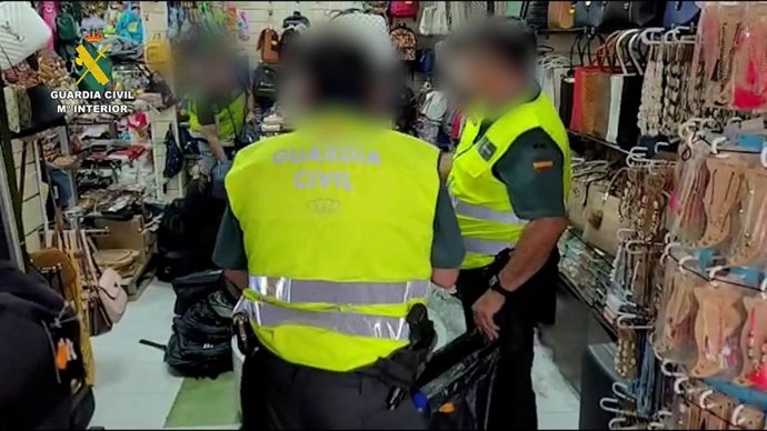 Agentes de la Guardia Civil de Lanzarote detectan la venta de más de 4.400 productos falsificados