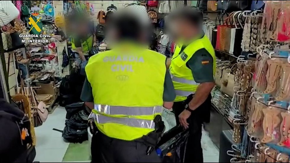 Agentes de la Guardia Civil de Lanzarote detectan la venta de más de 4.400 productos falsificados