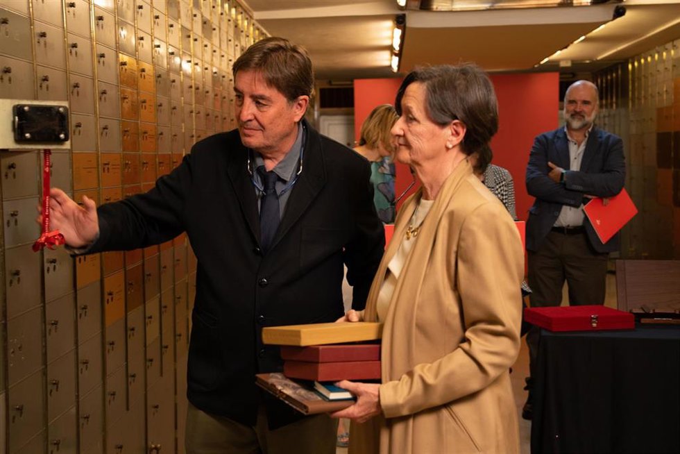 La hija de José Luis Sampedro, Isabel, deposita en la Caja de las Letras del Instituto Cervantes el legado del escritor, economista y pensador.