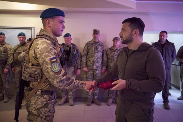 El presidente ucraniano, Volodimir Zelenski, condecora a un soldado.