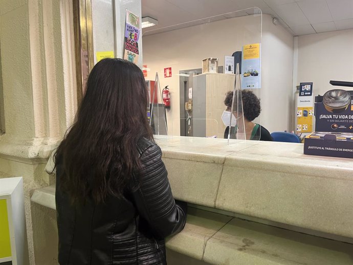 Archivo - Una joven de 18 años solicita el Bono Cultural Joven en una oficina de Correos de Zaragoza.