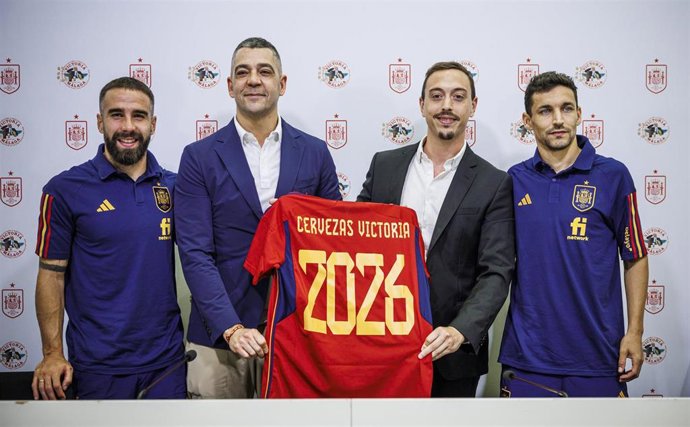Los internacionales Dani Carvajal y Jesús Navas en el acto de renovación del patrocinio de Cervezas Victoria con la RFEF hasta 2026.