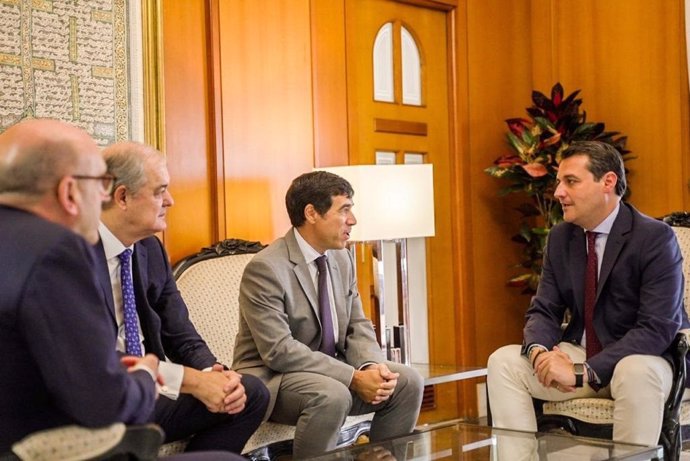 Arriola (centro) habla con Bellido (dcha.), junto a Barrena (izda) y García Lurueña.