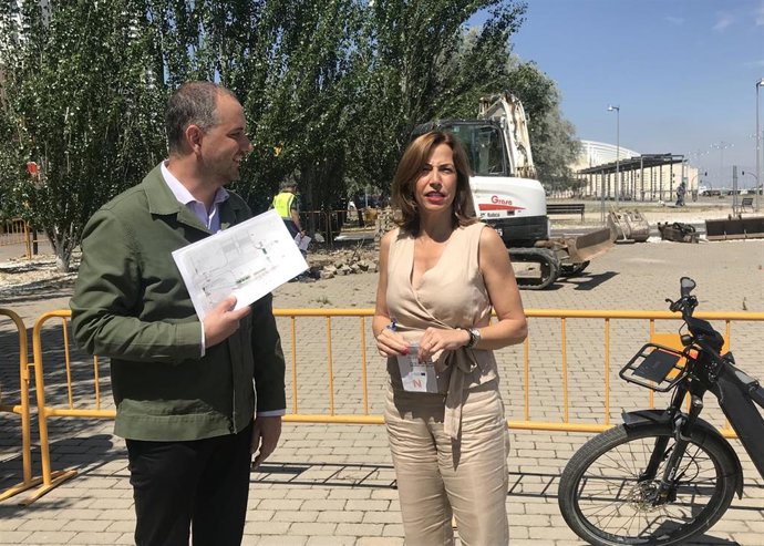 La candidata del PP a la Alcaldía de Zaragoza, Natalia Chueca, delante del inicio de las obras del carril bici que une La Almozara y Delicias
