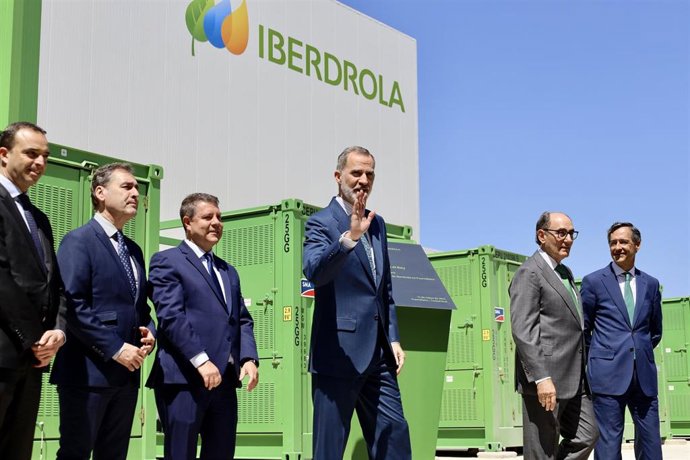 Archivo - El presidente de Castilla La-Mancha, Emiliano García-Page (3i); el Rey Felipe VI (c) y el presidente de Iberdrola, Ignacio Sánchez Galán (2d), en la inauguración del complejo de Iberdrola para la producción de hidrógeno verde, a 13 de mayo de 