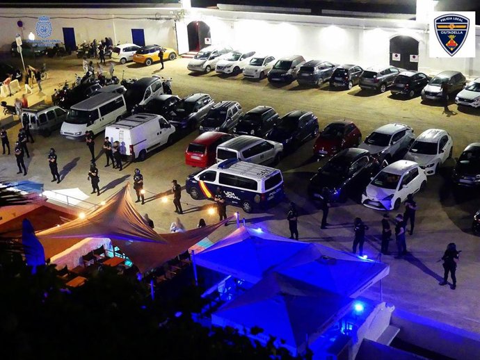 Archivo - La Policía Nacional y Local de Ciutadella, en Menorca, realizando numerosos controles en diversos puntos de la ciudad ante el arranque de la temporada estival