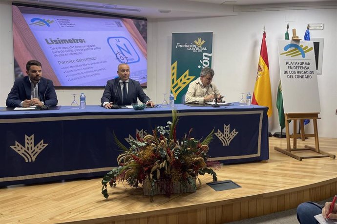 El portavoz de la Plataforma en Defensa de los Regadíos del Condado de Huelva, Julio Díaz (en el centro), este lunes en rueda de prensa.