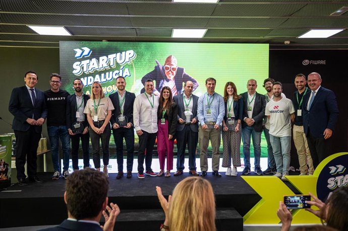 El consejero de Universidad, Investigación e Innovación, José Carlos Gómez Villamandos, (i) preside la foto de familia con los ganadores del 'Startup Andalucía Roadshow' , a 31 de mayo de 2023 en Huelva, (Andalucía, España). (Foto de archivo).