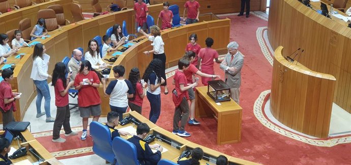 Pleno Infantil en el Parlamento de Galicia organizado por Aldeas Infantiles SOS, bajo el programa 'Diputados por un día'