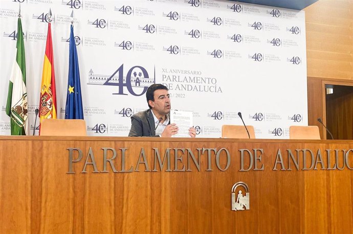 Archivo - El parlamentario del PSOE-A Mario Jiménez, en rueda de prensa en una foto de archivo.