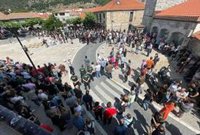 Concentración multitudinaria en Morazarzal en memoria de las jóvenes fallecidas en accidente de tráfico