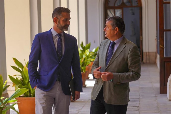 El consejero de Sostenibilidad y portavoz del Gobierno andaluz, Ramón Fernández Pacheco, y el consejero de la Presidencia, Antonio Sanz, este lunes antes de comenzar la rueda de prensa del Consejo de Gobierno.  