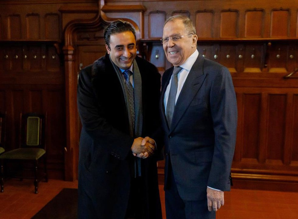 Archivo - El ministro de Exteriores ruso, Sergei Lavrov, con su homólogo paquistaní, Bilawal Bhutto Zardari