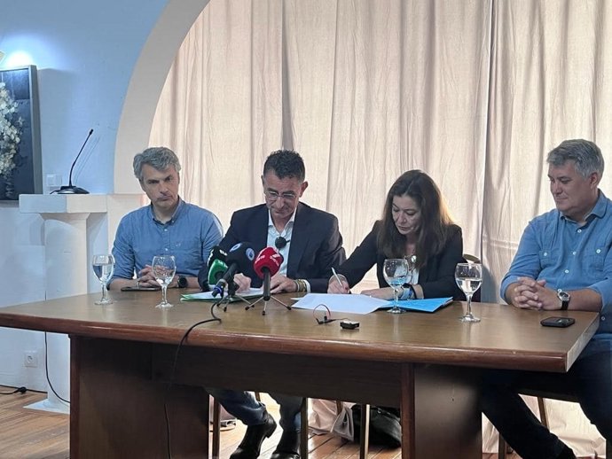 El alcalde en funciones de Barbate, Miguel Molina (AxSí), y la candidata del PP, Ana Moreno, formalizan un acuerdo de gobierno en el municipio