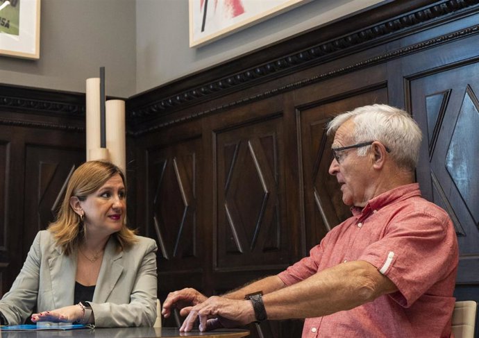 La ganadora de las elecciones municipales del 28M en Valncia y próxima alcaldesa de la ciudad, María José Catalá, y el primer edil en funciones y cabeza de lista de Compromís, Joan Ribó, durante la reunión de traspaso de poderes.