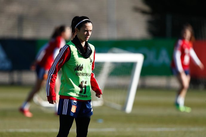 Archivo - Aitana Bonmati looks on during the women football Team of Spain training sesion, at Ciudad del Futbol on February 15, 2022, in Las Ronzas, Madrid, Spain.