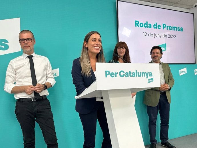 La portaveu de Junts al Congrés, Míriam Nogueras, amb membres de la seva candidatura