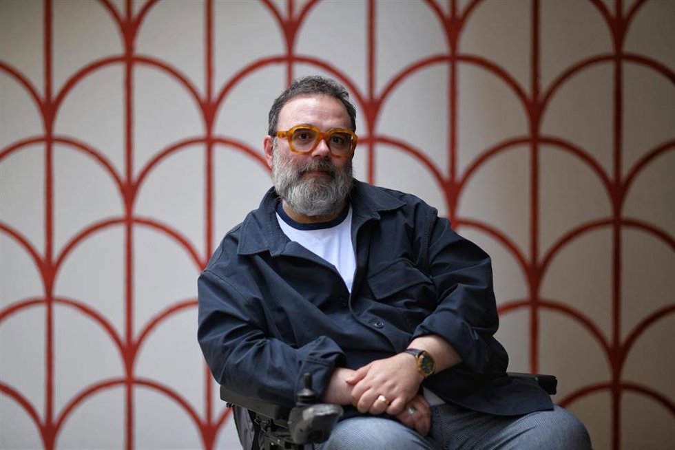 Retratos del escritor, guionista y crítico Bob Pop durante una entrevista por su libro 'Días asimétricos', en la editorial Random House, a 12 de junio de 2023, en Madrid (España). 