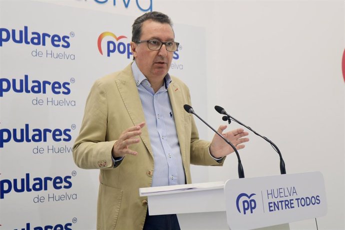 El presidente del PP de Huelva y parlamentario andaluz, Manuel Andrés González, este lunes en rueda de prensa.