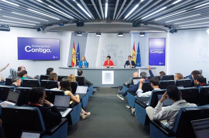 La vicepresidenta primera, Nadia Calviño; la ministra portavoz, Isabel Rodríguez, y el ministro de la Presidencia, Félix Bolaños, durante una rueda de prensa posterior a un Consejo de Ministros, en La Moncloa.