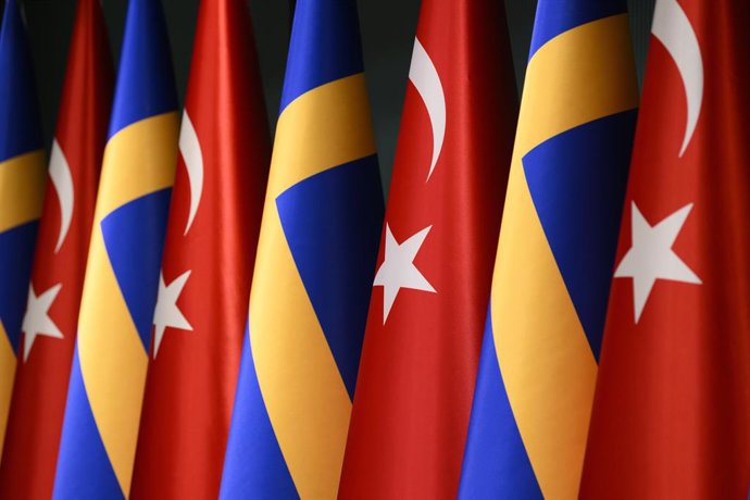 Archivo - November 8, 2022, ANKARA, TURKEY: Swedish and Turkish flags at the Presidential Palace in Ankara...Photo: Henrik Montgomery / TT / code10060