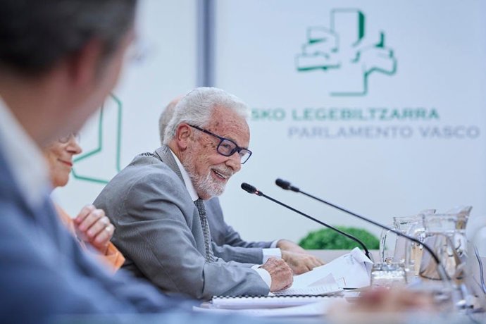 El Defensor del Pueblo andaluz, Jesús Maeztu, en un seminario organizado por el Parlamento vasco y su homólogo en este territorio, el Ararteko