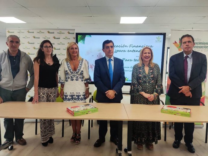 Representantes de la Junta y Caja Rural junto a profesores en la semana de la educación financiera.