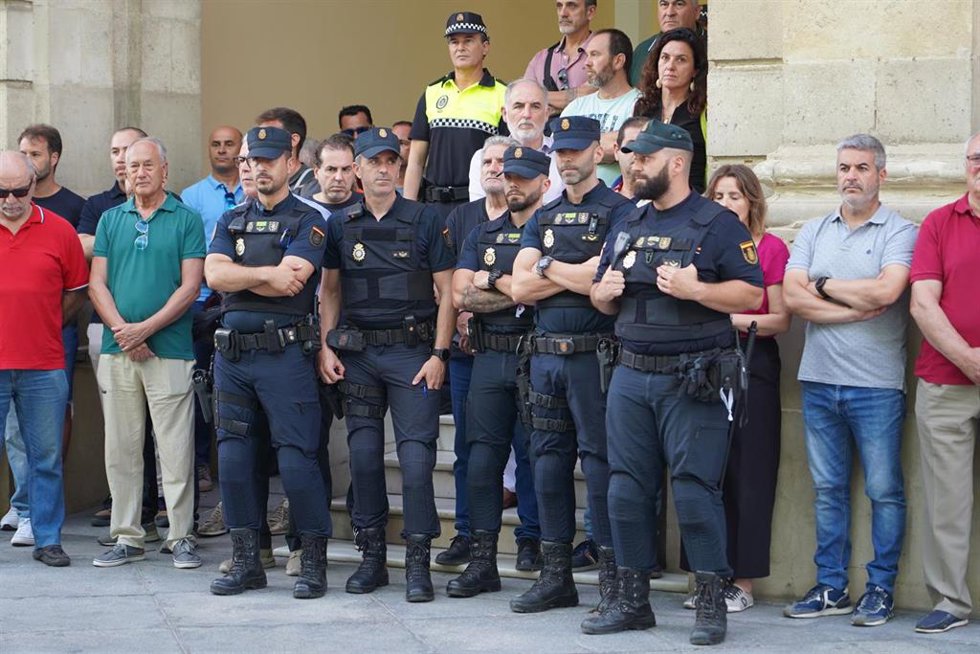 Concentración en memoria del policía nacional que falleció en Andújar (Jaén) tras intervenir en una reyerta vecinal