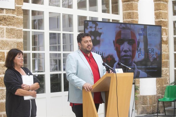 El responsable provincial de Deportes, Jaime Armario, y Mary Hidalgo, promotora de la iniciativa 'Futbol más mujer', presentan este torneo