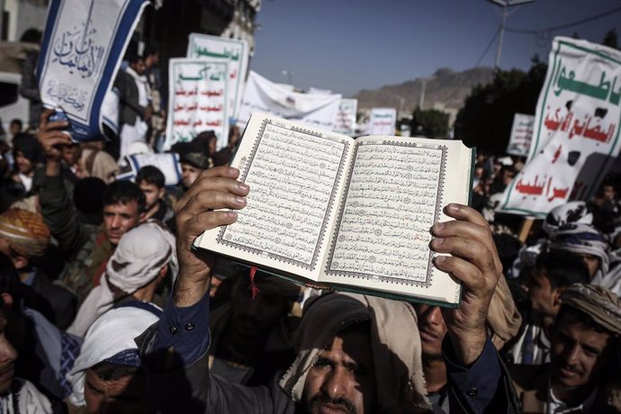 Archivo - Imagen de archivo de un ejemplar del Corán durante una manifestación en Yemen.